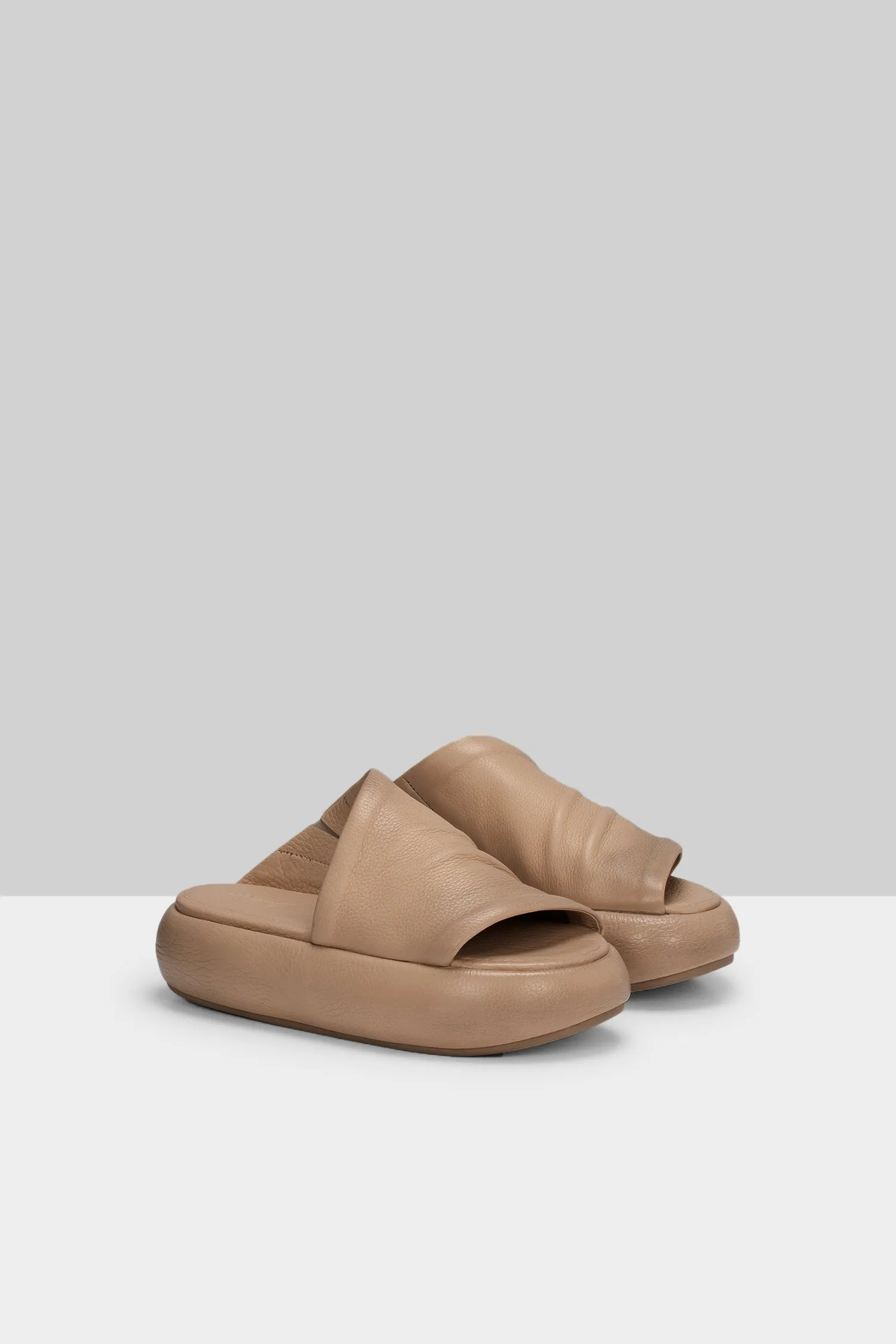 Ciambellona Leather Platform Slide in Hazelnut